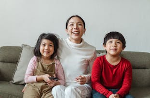 SKY Pré-Pago: família assiste TV com plano Master