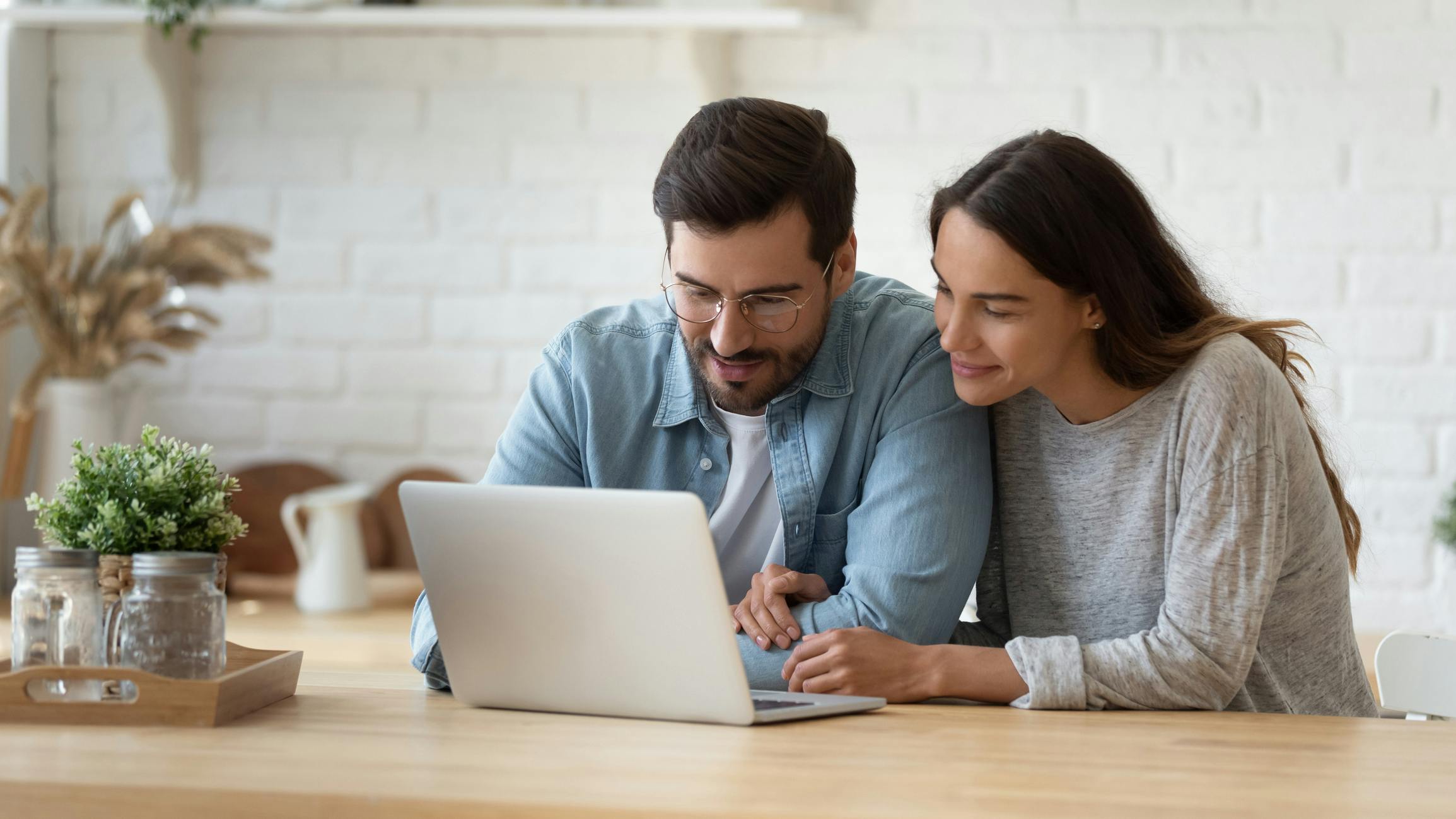 Casal mexendo no computador