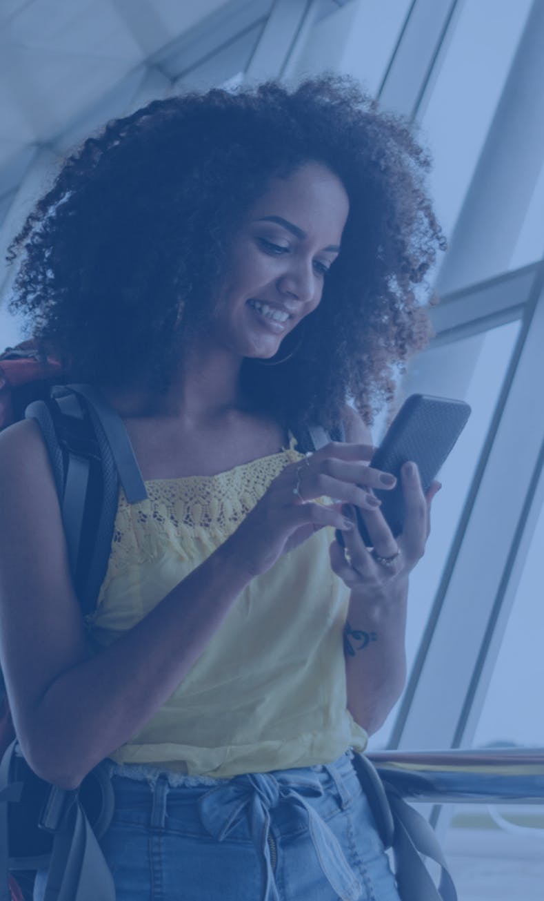 Mulher usando celular com Internet NET