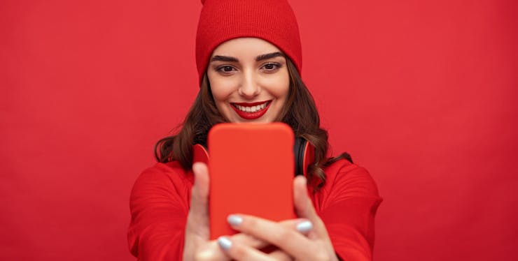 Moça olhando o celular