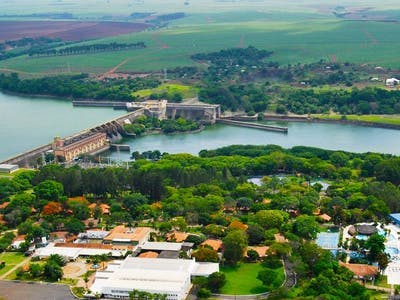 Fotografia de vista área de Barra Bonita com vista para represa.
