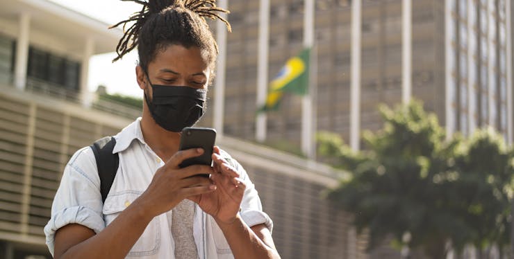 Homem segurando um celular