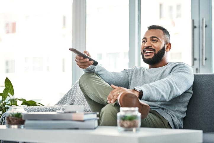 Homem assistindo programação SKY Smart