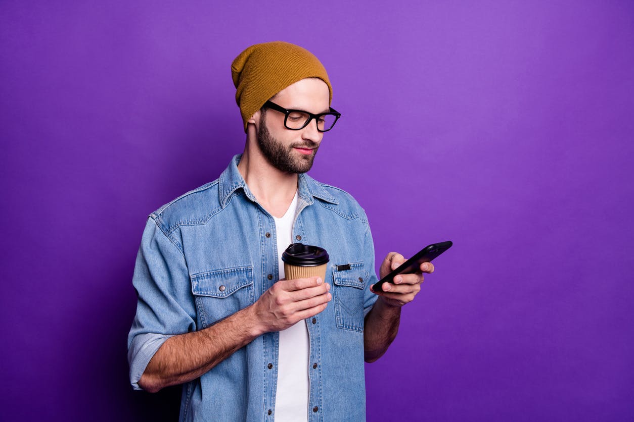 Homem vendo se quer comprar um plano promocional da Vivo Controle