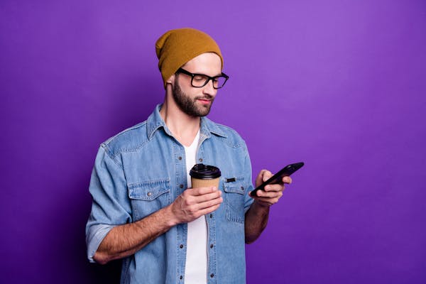 Homem vendo se quer comprar um plano promocional da Vivo Controle