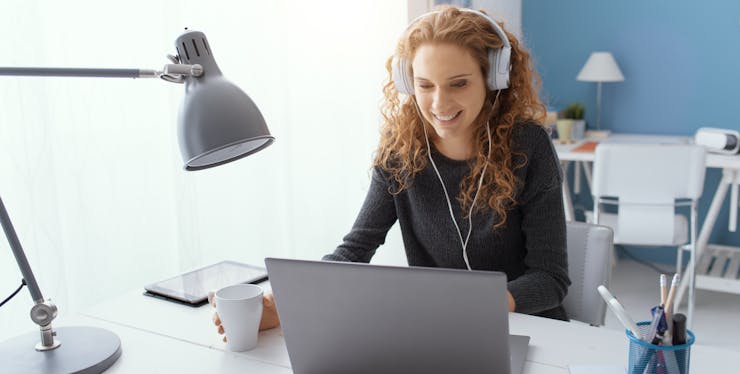 mulher feliz assistindo videos no computador