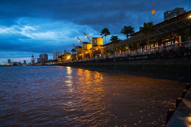 Fotografia da região das docas, em Belém do Pará.