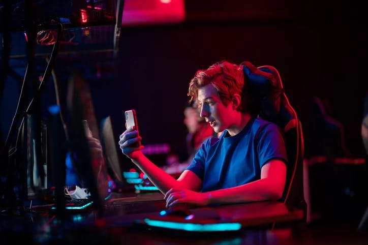 menino jogando com claro net 750 mega