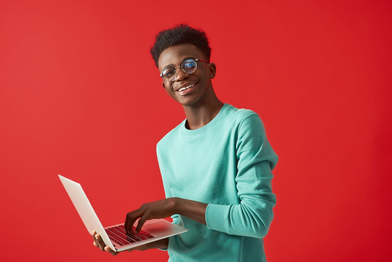 Homem sorrindo usando notebook