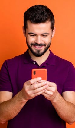 Homem assiste celular com TIM Black