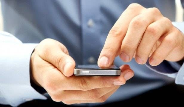 Homem mexendo no celular