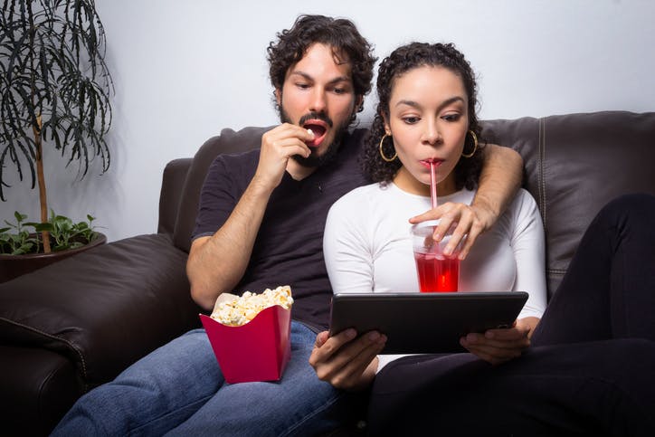 Netflix: homem e mulher assistindo algo no tablet