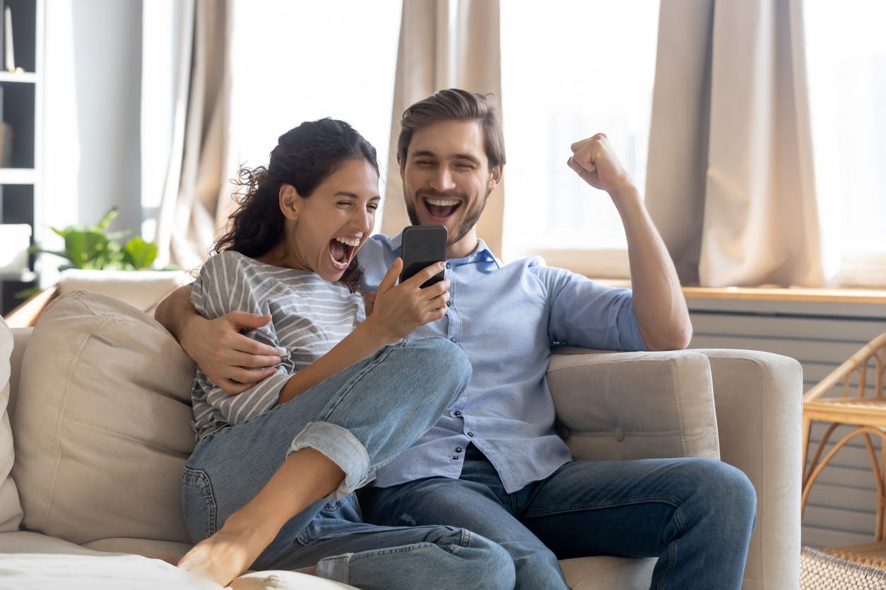 Familia feliz com seu novo plano pós pago