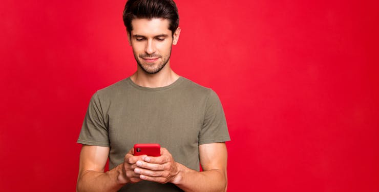 Homem mexendo no celular
