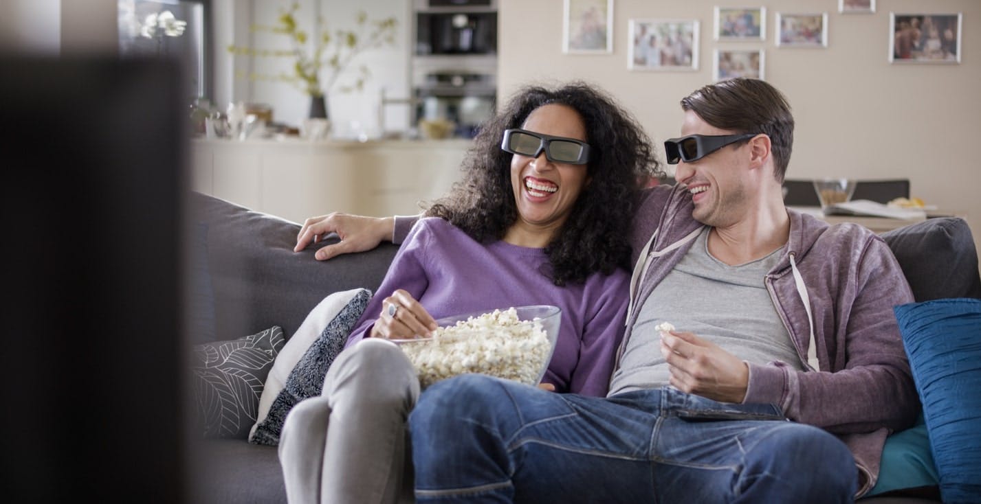 Casal feliz com seu plano de TV após ligar no Vivo TV Telefone dias antes