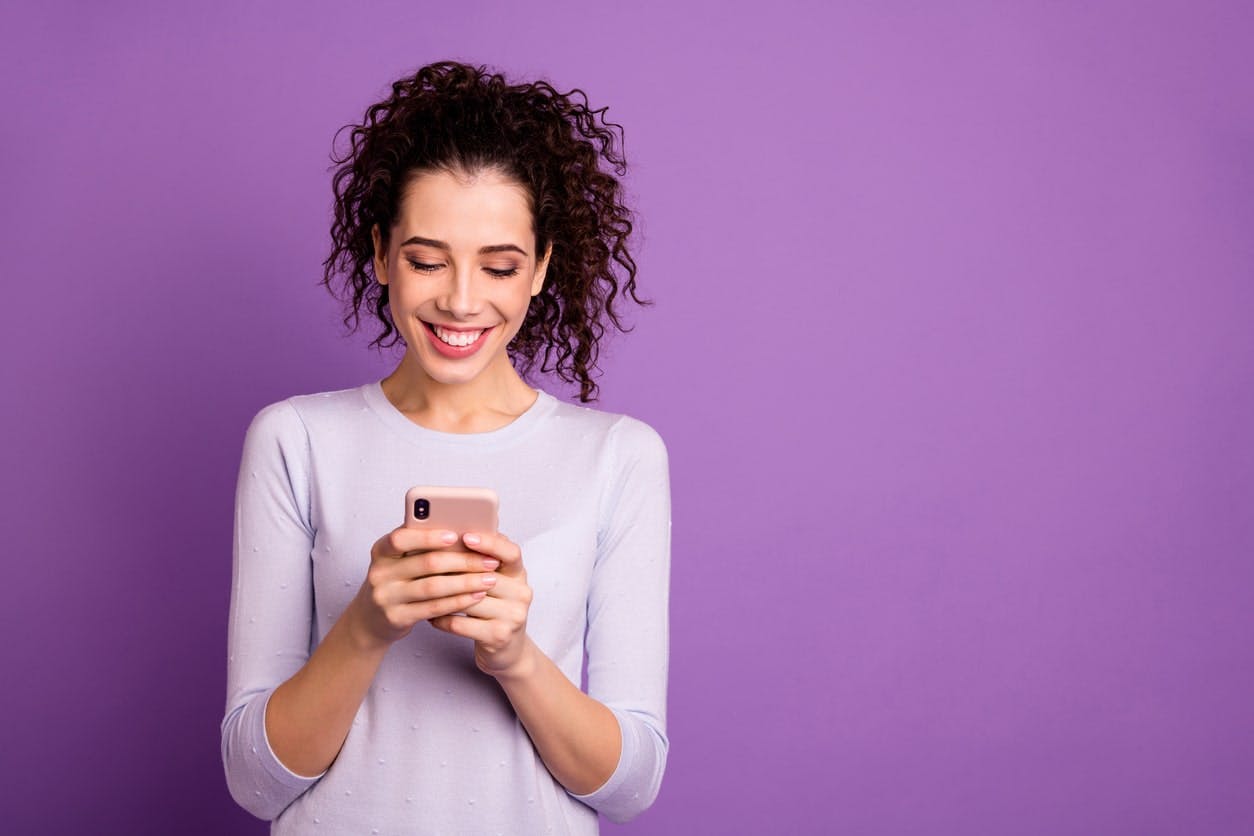 Mulher usando seu celular para ligar no telefone vivo móvel