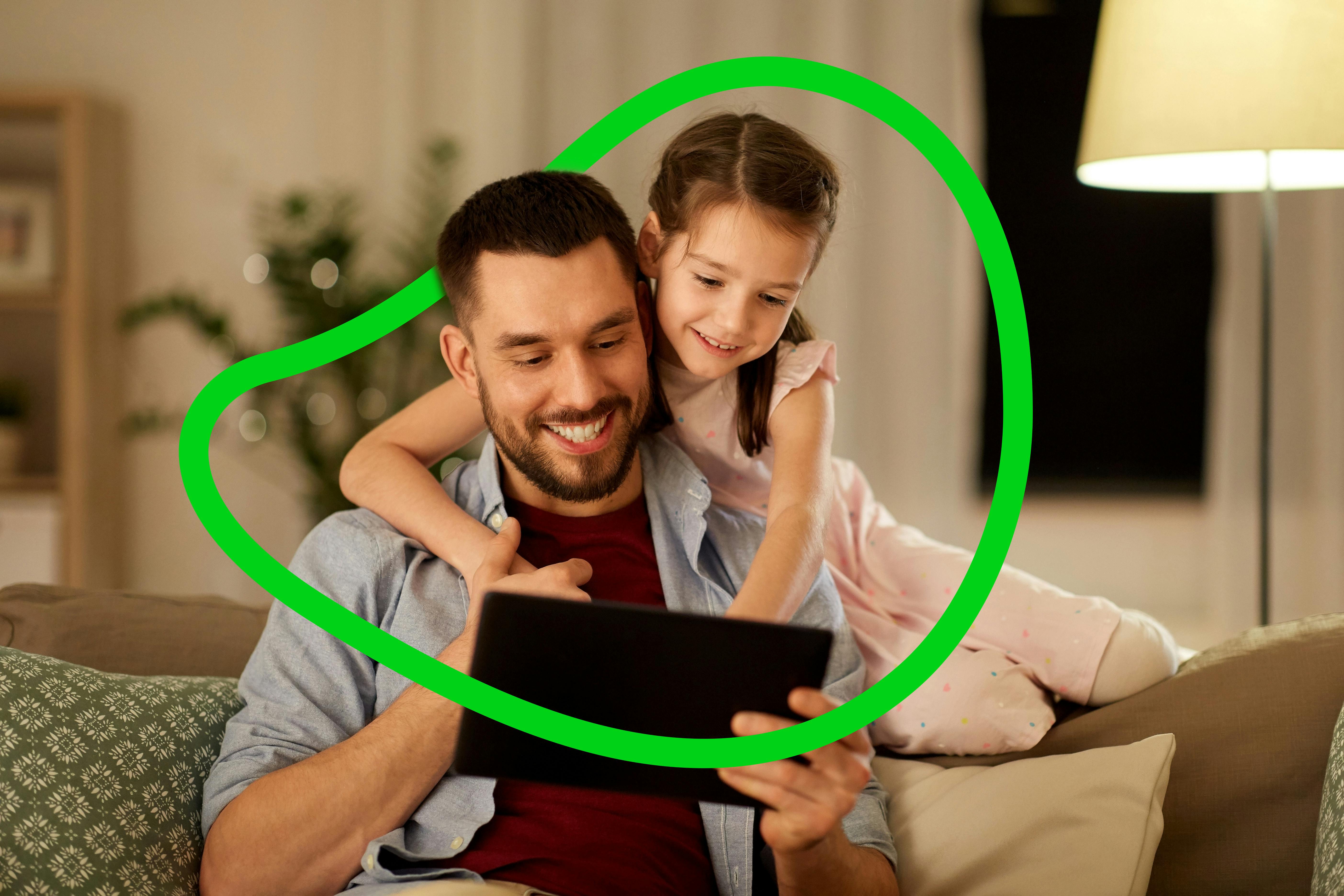 pai e filha no tablet