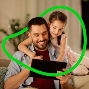 pai e filha no tablet