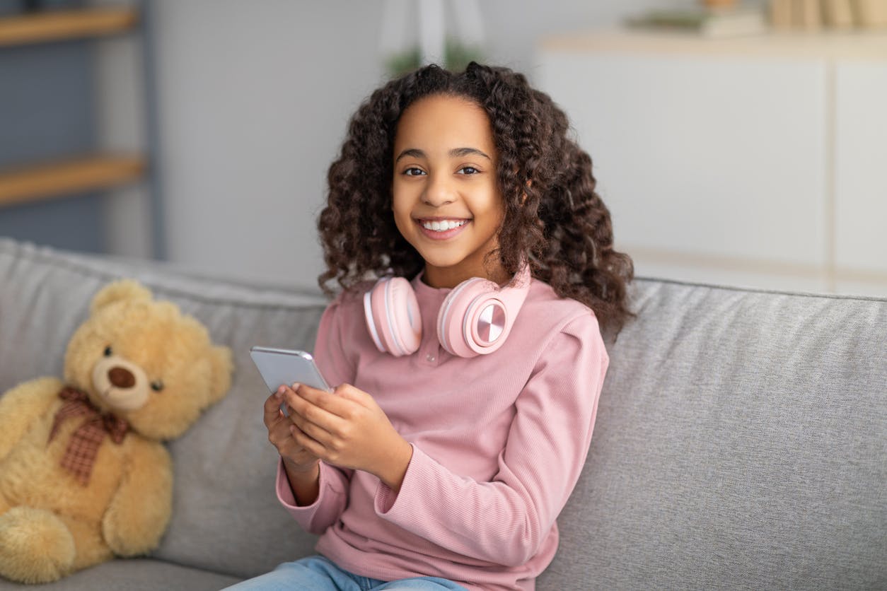 Menina usando dispositivo móvel conectado