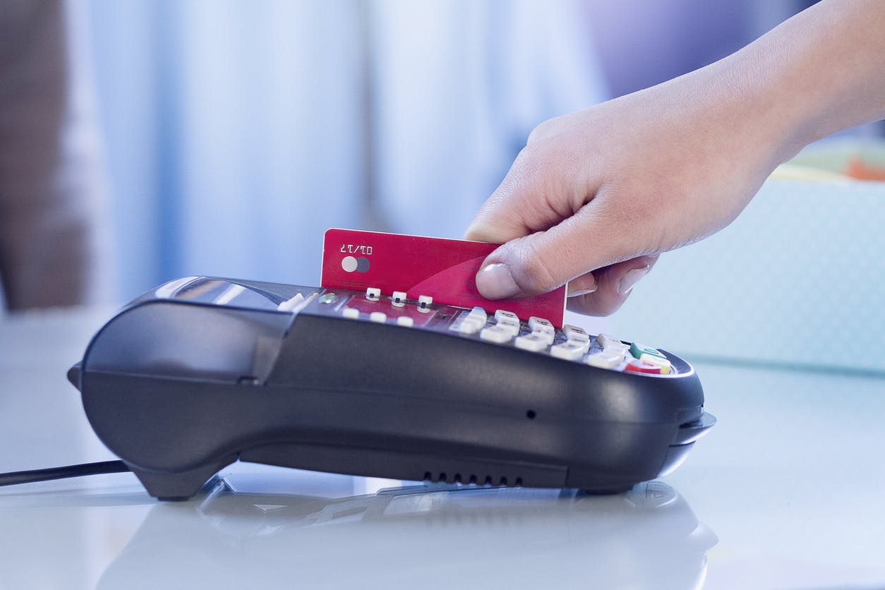 Pessoa comprando Vivo Controle no cartão de crédito