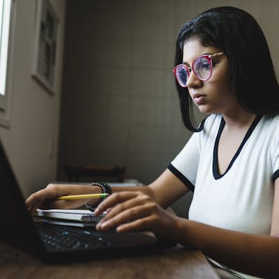 menina estudando em seu notebook com tim banda larga