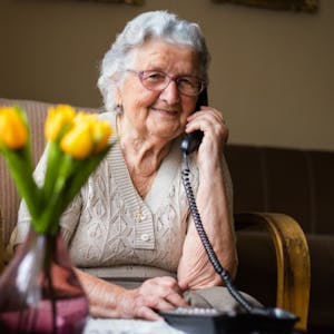 senhora falando no telefone fixo tim