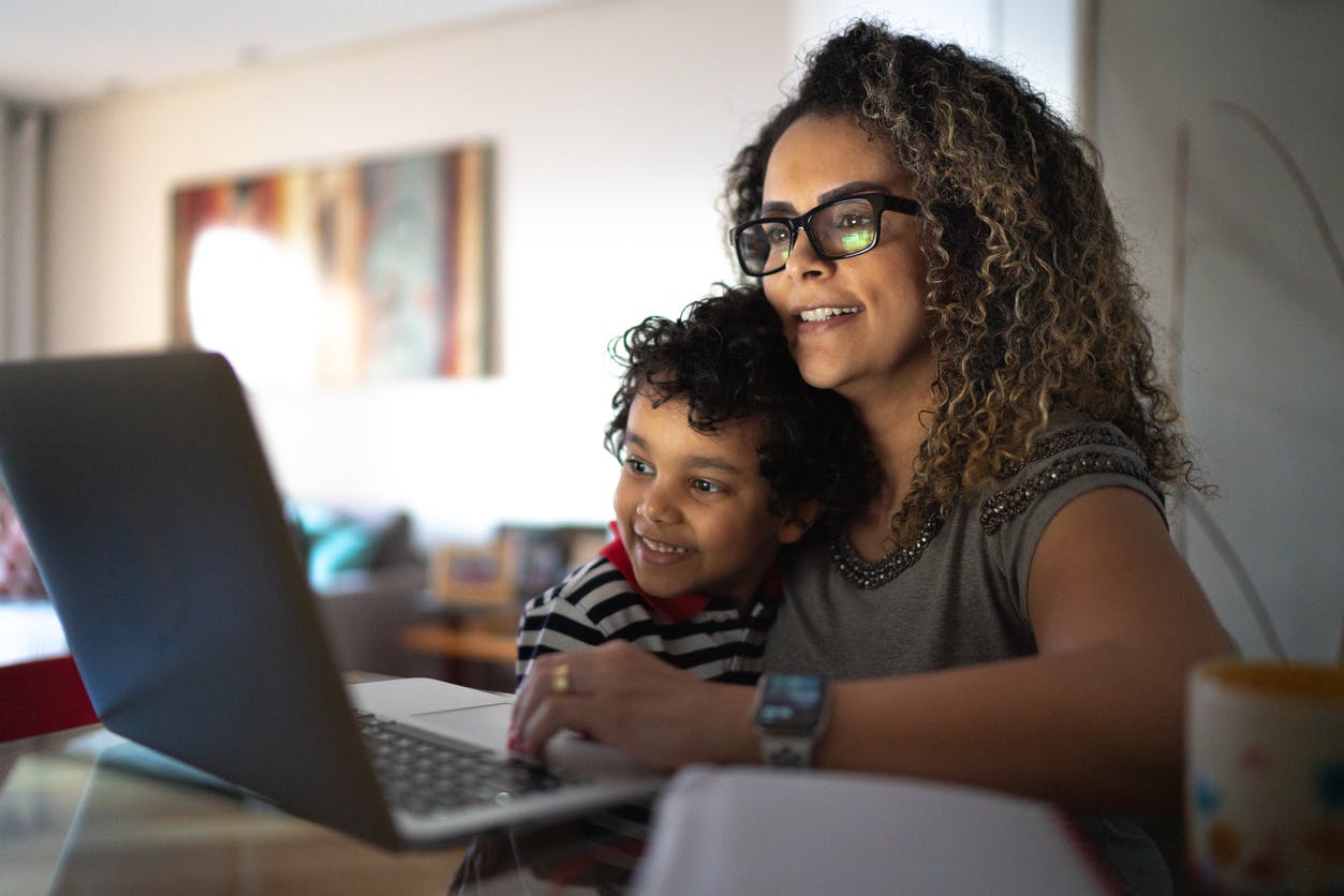 Família pesquisando internet wi-fi
