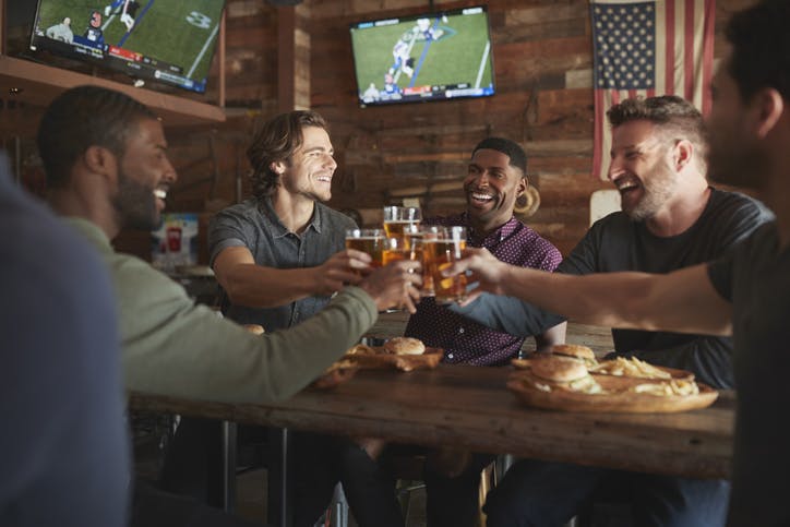 Amigos assistem SKY Media Center em bar.