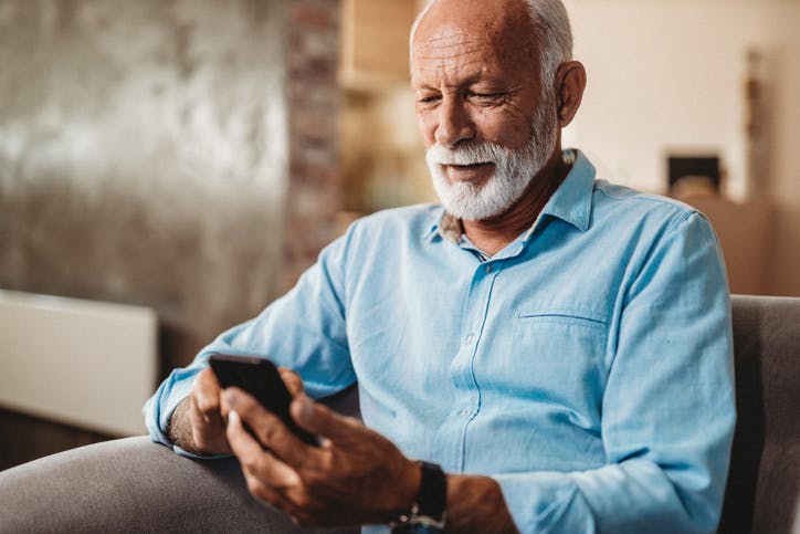 SMS e MMS: homem idoso mexendo no celular