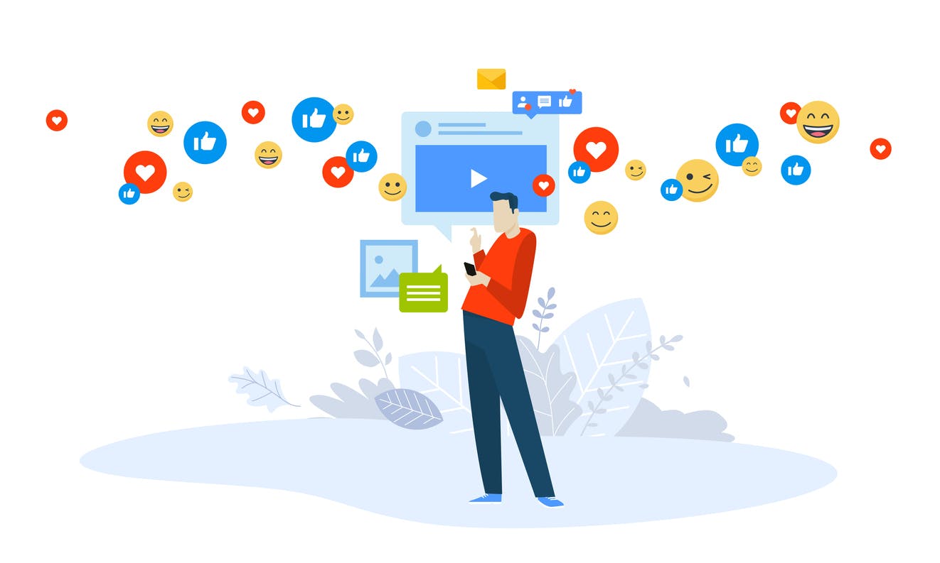 Homem mexendo nas redes sociais