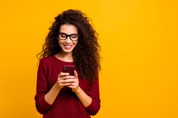 Mulher com Celular que tem Plano Vivo Pré