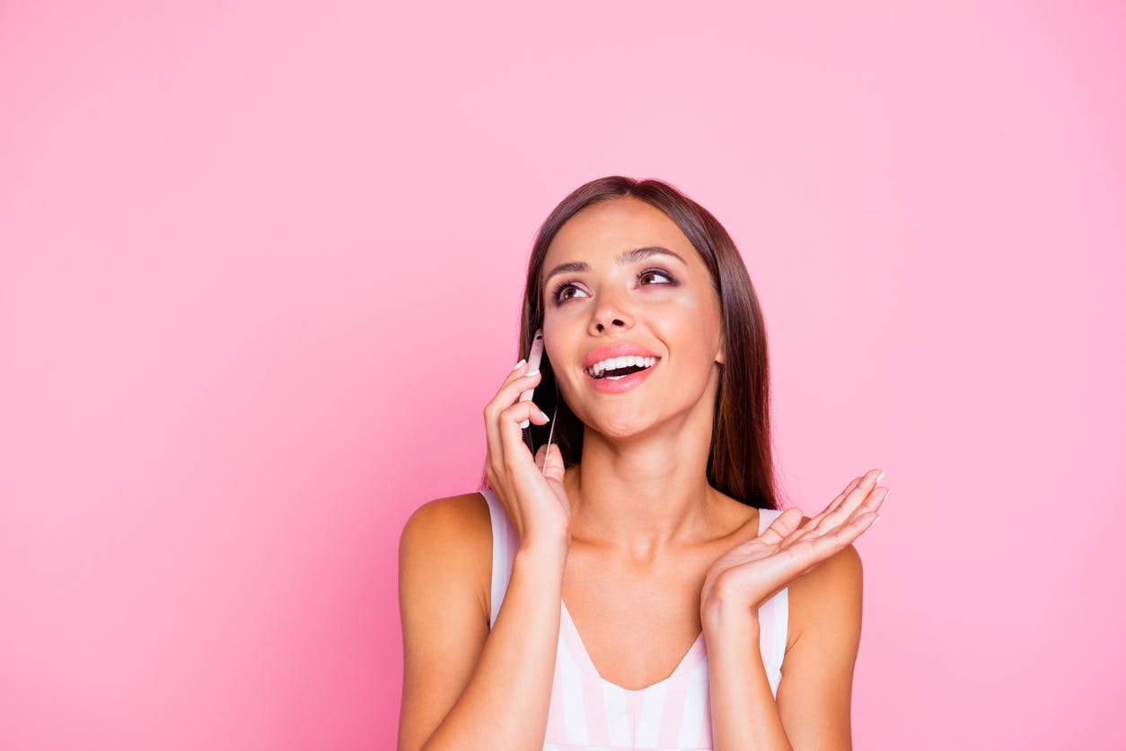 Mulher com Celular contratando Plano Vivo Fixo
