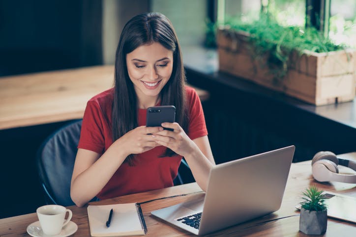 Mulher usando internet SKY no celular