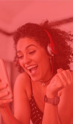 Mulher ouvindo música
