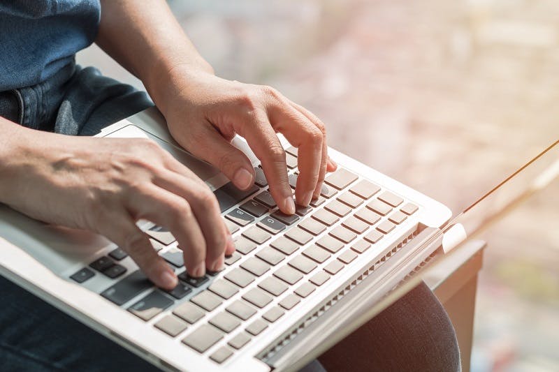 Pessoa se cadastrando no internet banking do Santander