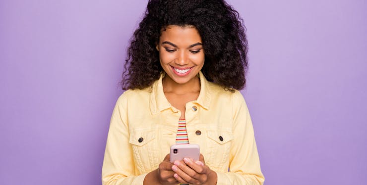 Mulher usando seu celular