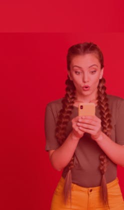 Mulher com celular surpresa