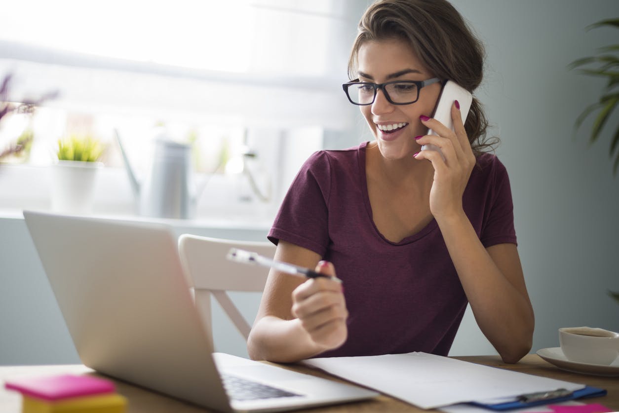 Mulher falando ao telefone com um plano Claro