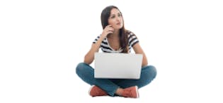 mulher com notebook usando a conexão tim live
