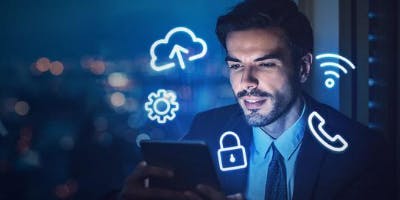 homem mexendo em tablet com conexão tim empresas