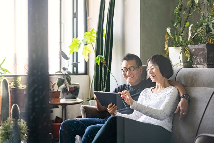 Casal utilizando tablet
