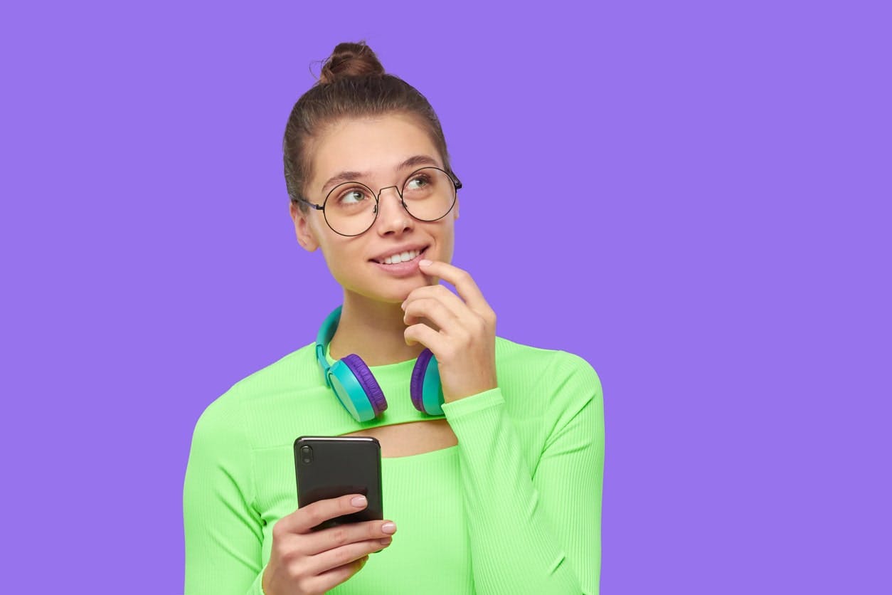 Moça analisando promoção Vivo Pós