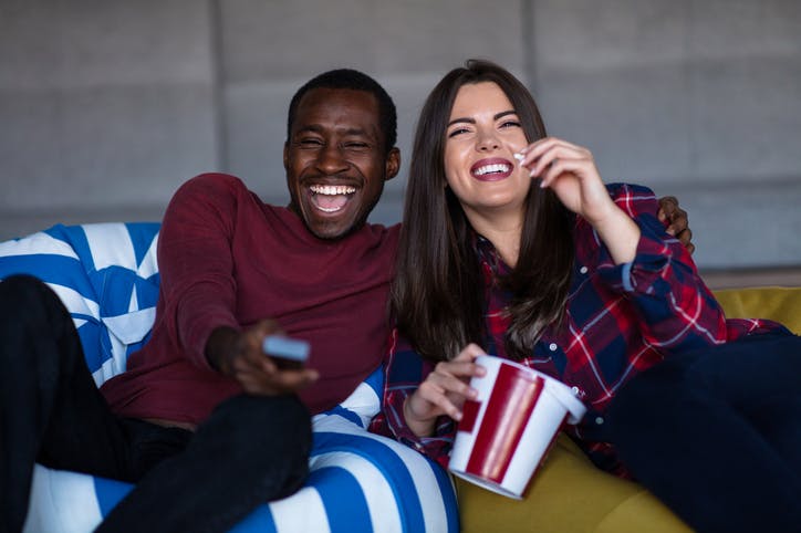 Casal vendo TV