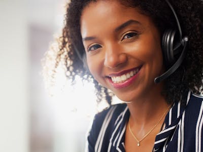 Moça atendendo cliente que ligou no Telefone Vivo