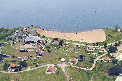 Vista aérea de área de balneário às margens do Rio Paraná, na cidade de Porto Epitácio.
