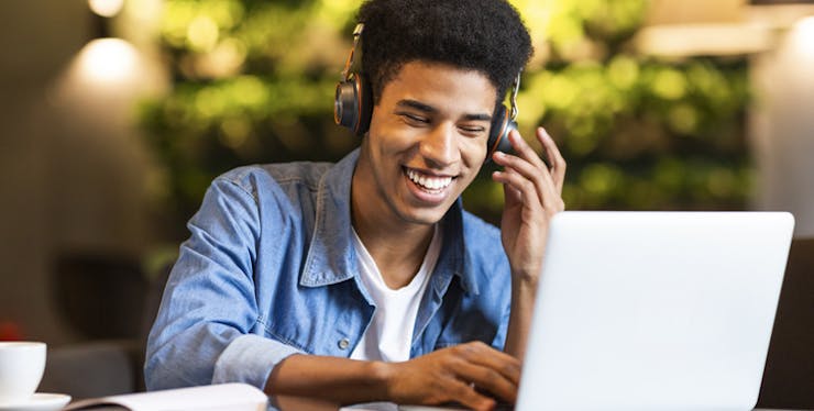 Gravados de tela: Jovem com fone de ouvido mexendo no computador