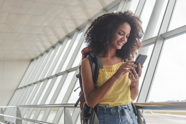 imagem que demonstra mulher se conectando a internet de graça no celular