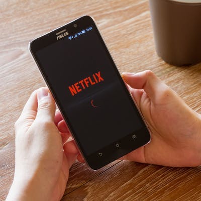 jovem assiste netflix com seu tim black família