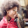 mulher usando telefone fixo