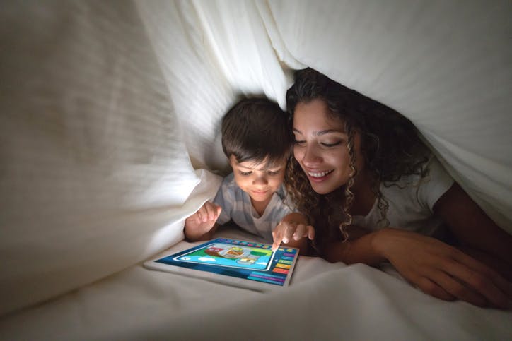 Mãe e filho utilizam a SKY Internet.
